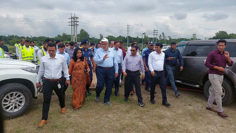 বিদ্যুৎ, জ্বালানি ও খনিজ সম্পদ মন্ত্রণালয়ের উপদেষ্টা মুহাম্মদ ফাওজুল কবির খান একটি বেসরকারি প্রতিষ্ঠানের ৩৫ মেগাওয়াট সোলার পাওয়ার প্ল্যান্ট পরিদর্শন করেন। আজ শনিবার দুপুরে মানিকগঞ্জের শিবালয়ের পাটুরিয়া ঘাটের অদূরে