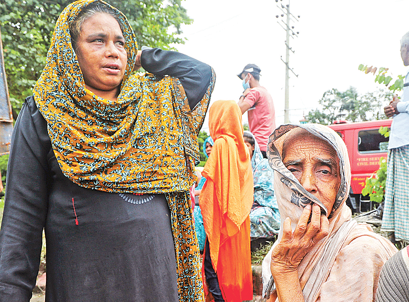 বন্যাপীড়িত আলেয়া বেগম (বাঁয়ে) ও তাঁর শাশুড়ি সালেহা বেগম। গতকাল সকালে ছাগলনাইয়ার ইউনিয়ন সমিতি বাজারে