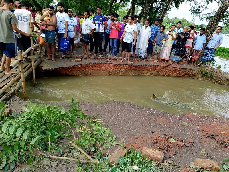 ব্রাহ্মণবাড়িয়ার কসবা উপজেলার কসবা-নয়নপুর সড়কের বায়েক মোড়ের এই অংশ গত বৃহস্পতিবার দিবাগত রাত তিনটা থেকে সাড়ে তিনটার দিকে পানির ঢলে ভেঙে যায়। এ কারণে আঞ্চলিক এই সড়কে কুমিল্লার সঙ্গে কসবাসহ ব্রাহ্মণবাড়িয়ার সড়ক যোগাযোগ বন্ধ আছে। গতকাল শুক্রবার দুপুরের ছবি