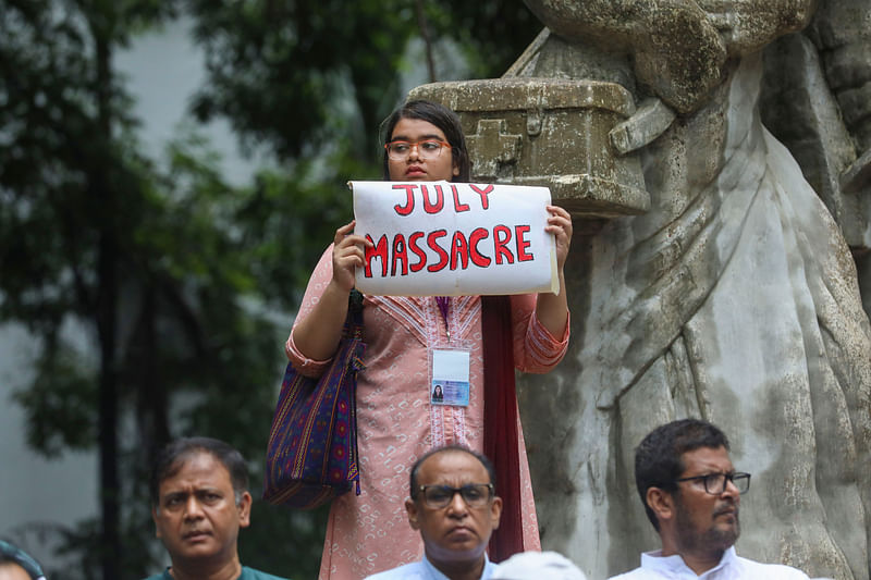 গুলি চালিয়ে ছাত্রজনতাকে হত্যার প্রতিবাদে শিক্ষক ও শিক্ষার্থীদের প্রতিবাদী সমাবেশ। ০১ আগস্ট, ঢাকা বিশ্ববিদ্যালয় এলাকায়।