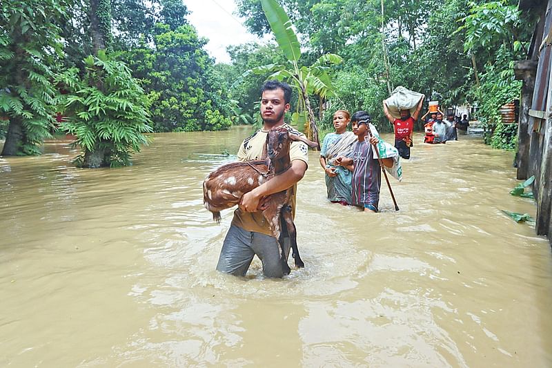 বৃহস্পতিবার রাতে কুমিল্লার বুড়িচংয়ের ষোলনল ইউনিয়নের বুড়বুড়িয়া এলাকায় গোমতী নদীর বাঁধ ভেঙে তলিয়ে গেছে বহু গ্রাম। নিরাপদ আশ্রয়ের খোঁজে ছুটছে মানুষ। গতকাল দুপুরে উপজেলার ইছাপুর গ্রামে