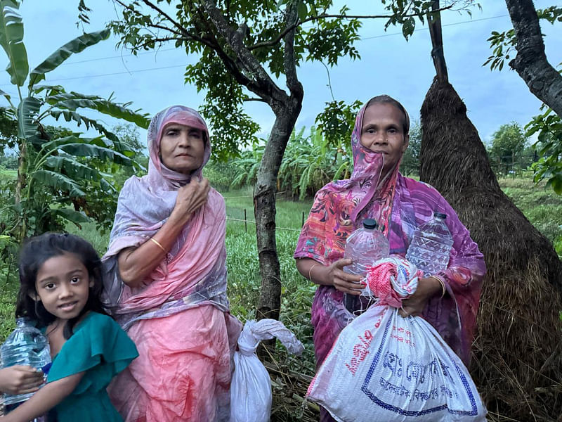 প্রথম আলো ট্রাস্টের ত্রাণ পেয়ে খুশি ফটিকছড়ি উপজেলার নাজিরহাট পৌরসভার বাসিন্দা বিবি নুর নাহার (বাঁয়ে) ও ছকিনা বেগম। আজ বিকেলে