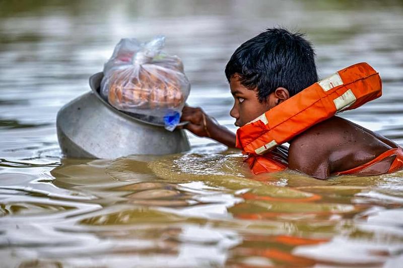 কিছু ত্রাণসামগ্রী সংগ্রহ করা গেছে। এখন সাঁতার কেটে নিরাপদ আশ্রয়ের সন্ধানে যাওয়ার চেষ্টায় শিশুটি। গত শনিবার ফেনীতে