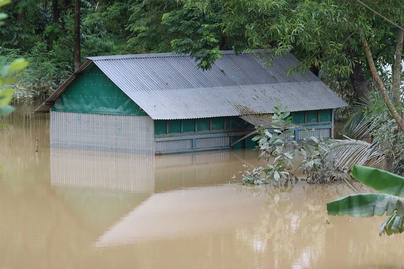 কুমিল্লার দেবীদ্বার উপজেলার জাফরগঞ্জ বাজার এলাকা গোমতী নদীর পানিতে প্লাবিত হয়েছে