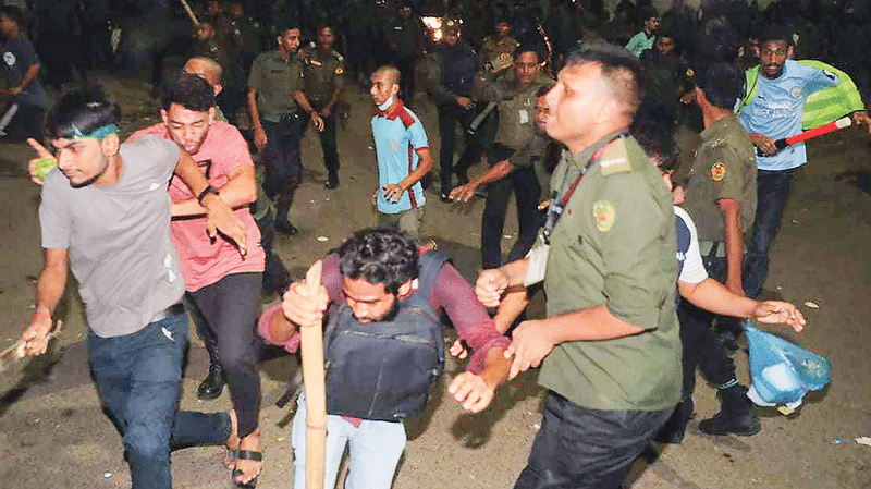 চাকরি জাতীয়করণের এক দফা দাবিতে আন্দোলনরত আনসার বাহিনীর সদস্যদের সঙ্গে বিক্ষুব্ধ শিক্ষার্থীদের পাল্টাপাল্টি ধাওয়ার ঘটনা ঘটে। এতে বেশ কয়েকজন আহত হন। গতকাল রাত নয়টার পর সচিবালয়ের সামনে