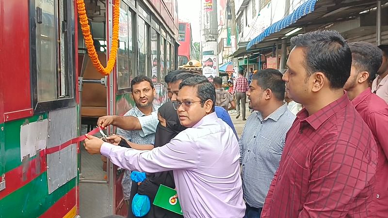 ময়মনসিংহ-নেত্রকোনা সড়কে চালু হলো বিআরটিসি বাস সার্ভিস। ফিতা কেটে উদ্বোধন করেন ভারপ্রাপ্ত জেলা প্রশাসক ও একজন নারী যাত্রী