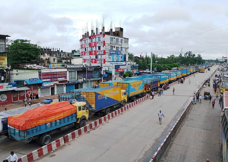 বন্যা পরিস্থিতির কারণে ঢাকা–চট্টগ্রাম মহাসড়ক অচল হয়ে পড়ে আছে গত চার দিন ধরে। জরুরি পণ্য নিয়ে আটকে আছে শত শত যানবাহন। আজ সকাল নয়টায় চট্টগ্রামের মিরসাইয়ের বারইয়ারহাটে