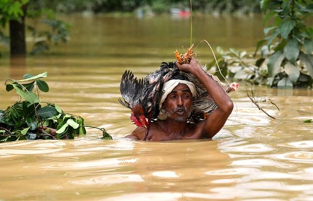 বন্যার পানিতে খামার থেকে ভেসে গেছে মুরগি। দুই–একটি যা উদ্ধার করতে পেরেছেন তা নিয়ে আশ্রয়কেন্দ্রে যাচ্ছেন এই ব্যক্তি। গতকাল দুপুরে ফেনী সাউথ ইস্ট ডিগ্রি কলেজ আশ্রয়কেন্দ্রের কাছে