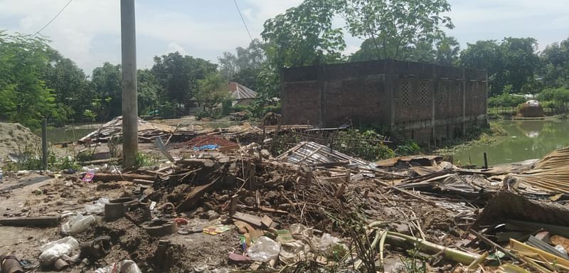 ৬ আগস্ট সন্ধ্যায় হামলা চালিয়ে নওগাঁর ধামইরহাট উপজেলার কাউয়াকুড়ি গ্রামে ক্ষুদ্র জাতিগোষ্ঠী তারামনি তিগ্যার বসতবাড়ি ভেঙে দেয় দুর্বৃত্তরা। ছবিটি গত বুধবার সকালে তোলা