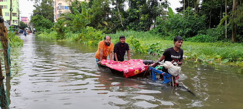 বন্যা কবলিত নোয়াখালীর সেনবাগ পৌরসভার ডাকবাংলা এলাকা। আজ বিকেলে তোলা