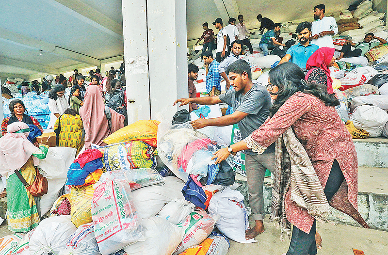 বন্যার্তদের জন্য সংগ্রহ করা হচ্ছে ত্রাণসামগ্রী। গতকাল দুপুরে ঢাকা বিশ্ববিদ্যালয়ের শারীরিক শিক্ষাকেন্দ্রে