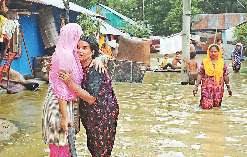 বন্যার পানি একটু কমে যাওয়ায় আশ্রয়কেন্দ্র থেকে বাড়িতে ফেরেন নুরন্নাহার বেগম। কিন্তু ঘরসহ জিনিসপত্র নষ্ট হয়ে যাওয়ায় এক প্রতিবেশীকে জড়িয়ে ধরে কান্নায় ভেঙে পড়েন তিনি। গতকাল দুপুরে ফেনী সদরের পূর্ব ফাজিলপুর পূবালী গ্রামে