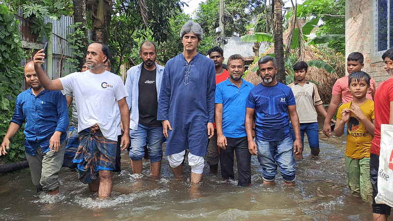 কুমিল্লায় বন্যার্তদের মধ্যে ত্রাণ বিতরণের সময় জোনায়েদ সাকি বন্যা পরিস্থিতি নিয়ে কথা বলেন। কুমিল্লা, ২৬ আগস্ট