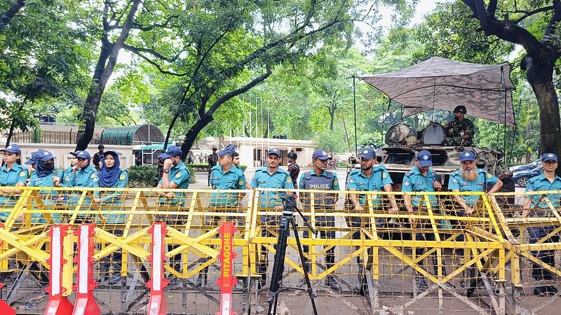 প্রধান উপদেষ্টার সরকারি বাসভবন যমুনার সামনে ব্যারিকেড দিয়ে রেখেছেন আইনশৃঙ্খলা রক্ষাকারী বাহিনীর সদস্যরা