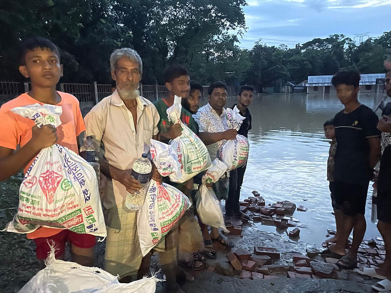 বন্যাকবলিত ফেনীর ছাগলনাইয়া উপজেলার বিভিন্ন গ্রামে খাবার ও বিশুদ্ধ পানি পৌঁছে দেন প্রথম আলো বন্ধুসভার চট্টগ্রামের বন্ধুরা। আজ  বিকেলে উপজেলার শুভপুর ইউনিয়নে