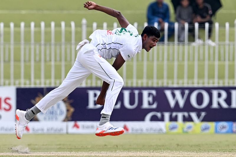 রাওয়ালপিন্ডি টেস্টে ভালো করেছেন বাংলাদেশের পেসাররা। অ্যাকশনে নাহিদ রানা। ছবিটি গতকাল তোলা