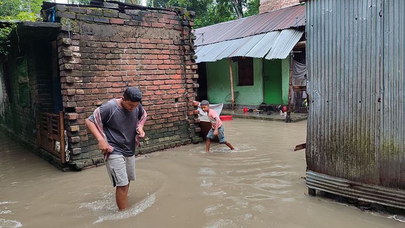 জলাবদ্ধতায় দুর্ভোগ পোহাতে হচ্ছে স্থানীয় বাসিন্দাদের। স্বাভাবিক কাজকর্ম ব্যাহত হচ্ছে। জমে থাকা পানি মাড়িয়ে যাচ্ছে দুই শিশু। আজ সকালে শহরের ভাদুলিডাঙ্গা এলাকায়