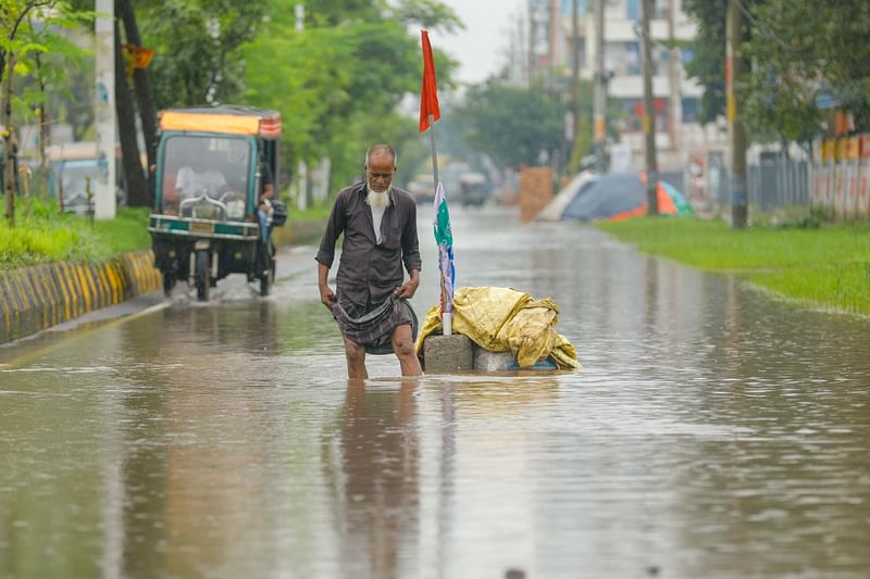 বৃষ্টিতে প্লাবিত হয়েছে সড়ক। সোমবার খুলনা নগরের বড় বয়রা পুলিশ ফাঁড়ি এলাকায়