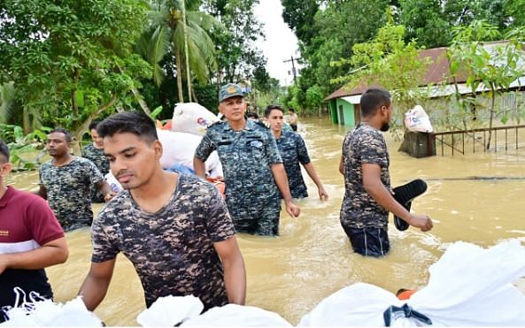 ফেনীর বন্যাকবলিত এলাকায় ত্রাণসামগ্রী বিতরণ করে বাংলাদেশ নৌবাহিনী