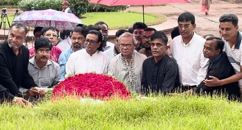 জাতীয় কবি কাজী নজরুল ইসলামের মৃত্যুবার্ষিকী উপলক্ষে মঙ্গলবার সকালে তাঁর কবরে ফুল দিয়ে শ্রদ্ধা জানান রুহুল কবির রিজভী। ঢাকা, ২৭ আগস্ট