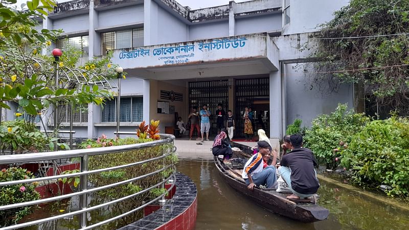 নৌকা দিয়ে আশ্রয়কেন্দ্রটিতে যাতায়াত করছেন বন্যার্ত মানুষ। গতকাল বিকেলে‌ নোয়াখালীর বেগমগঞ্জ উপজেলার টেক্সটাইল ভোকেশনাল ইনস্টিটিউটে