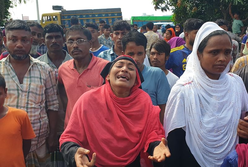 নিখোঁজ ব্যক্তিদের সন্ধানে কারখানার মূল ফটকের সামনে অবস্থান নিয়েছেন স্বজনেরা। আজ মঙ্গলবার দুপুরে নারায়ণগঞ্জের রূপগঞ্জের খাদুন এলাকায়