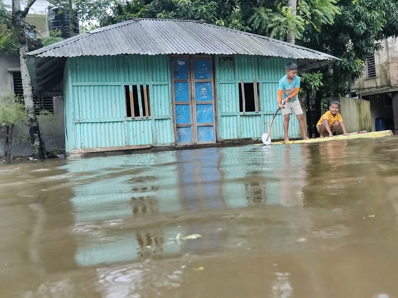 বন্যার পানিতে তলিয়ে গেছে লক্ষ্মীপুর জেলার ৯০ ভাগ এলাকা।  লক্ষ্মীপুর সদর উপজেলার চন্দ্রগঞ্জ এলাকায় গতকাল দুপুরে