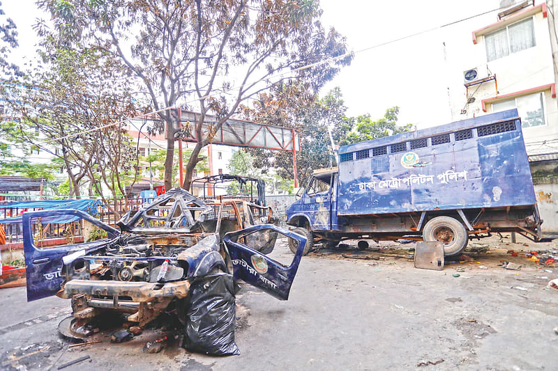 বৈষম্যবিরোধী ছাত্র আন্দোলনের সময় রাজধানীর নতুন বাজার এলাকায় দুর্বৃত্তরা আগুন দিয়ে পুড়িয়ে দেয় ভাটারা থানা