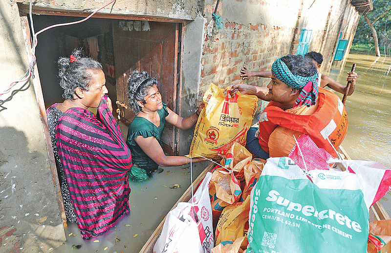 প্রথম আলো ট্রাস্টের পক্ষ থেকে বানভাসি মানুষের মধ্যে ত্রাণসামগ্রী দেওয়া হচ্ছে। গতকাল বিকেলে ফেনী সদরের তুলাবাড়িয়া এলাকায়