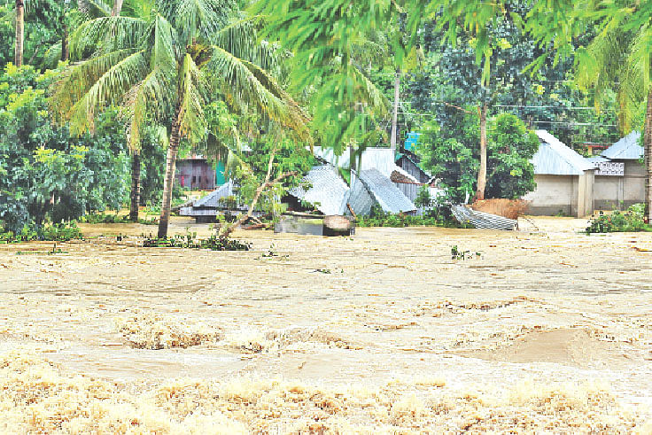 ভারত থেকে উজানের পানির ঢলে গোমতী নদীর বাঁধ ভেঙ্গে ডুবে গেছে গ্রাম। কুমিল্লার বুড়িচংয়ের ষোলনল ইউনিয়নে