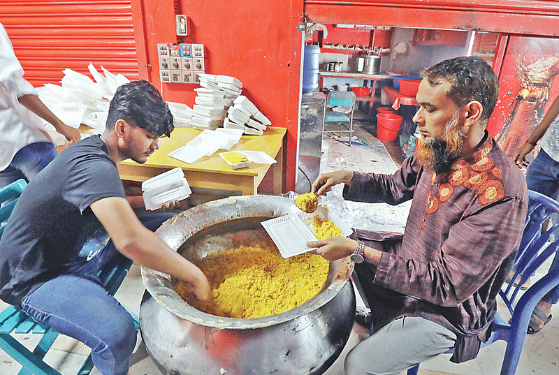 ত্রাণ বিতরণ তদারক করছেন ইমন উল হক (ডানে)। গতকাল দুপুরে ফেনী সদরের মিজান রোডের হক টাওয়ারে