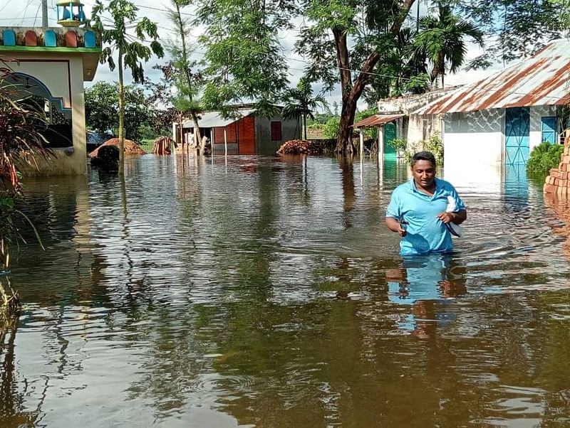 লক্ষ্মীপুরের বেশির ভাগ অংশ এখনো পানিতে তলিয়ে আছে। দুর্গম এলাকার মানুষজন এখনো ত্রাণ সহায়তা পাননি। জেলার সদর উপজেলার দিঘলী এলাকায় গতকাল বিকালে