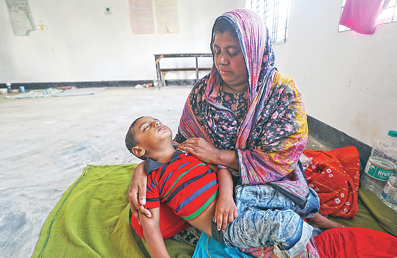 সর্দি-কাশি ও জ্বরে ভুগছে শিশু সাজিদ হোসেন। গতকাল বিকেলে ছাগলনাইয়া পাইলট উচ্চবিদ্যালয় আশ্রয়কেন্দ্রে মায়ের কোলে