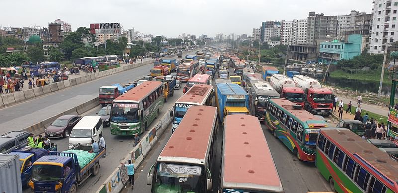 রাজধানীর যাত্রাবাড়ী থেকে নারায়ণগঞ্জের মদনপুর পর্যন্ত চট্টগ্রামমুখী লেনের যানজট। আজ সকাল সাড়ে নয়টার দিকে মহাসড়কের সাইনবোর্ড এলাকায়