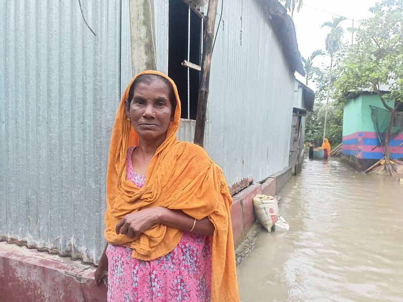 রসুলপুর গ্রামের ষাটোর্ধ্ব ফাতেমা বেগম। বন্যায় তাঁর সব শেষ, কিছুই বের করতে পারেননি ঘর থেকে