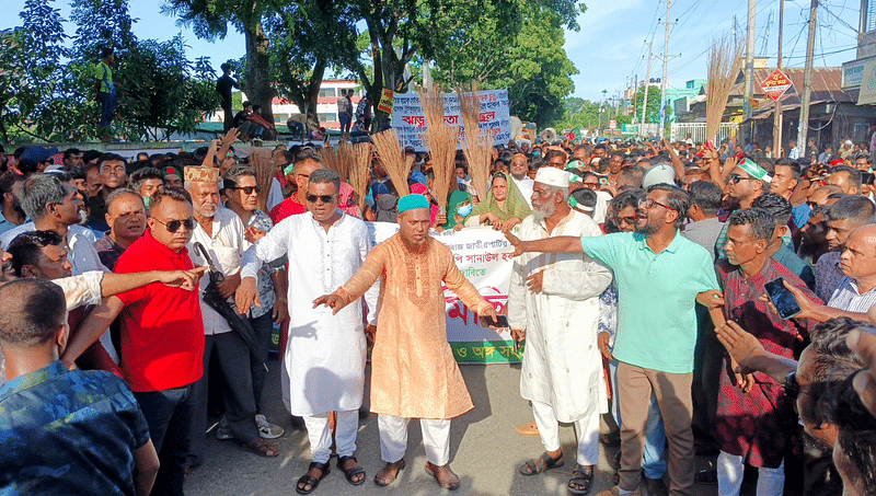 করিমগঞ্জে জাতীয় পার্টির মহাসচিব মুজিবুল হকের বিরুদ্ধে বিক্ষোভ মিছিল। বুধবার করিমগঞ্জ পৌর সদর এলাকায়