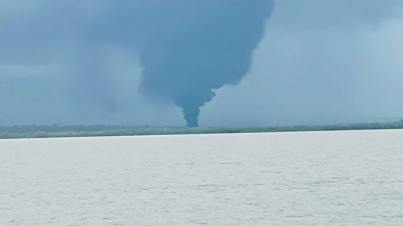 নাফ নদীর ওপারে মিয়ানমারের রাখাইন রাজ্যের মংডুর আকাশে ধোঁয়ার কুণ্ডলী দেখা যায় টেকনাফ থেকে