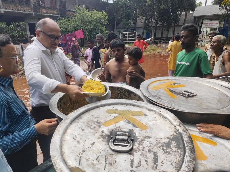 বন্যার্তদের মধ্যে ত্রাণসহায়তা দিচ্ছে জাকের পার্টি