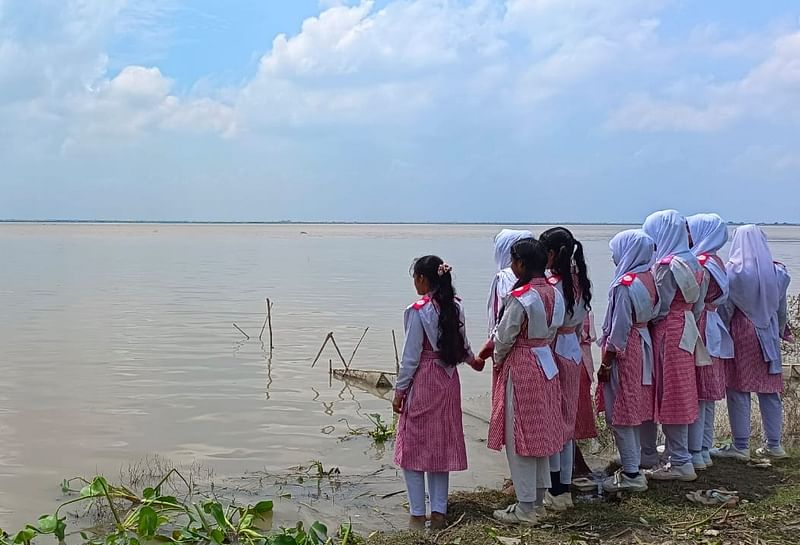 পানি বাড়ার খবরে পদ্মা নদী দেখতে এসেছে কয়েকজন ছাত্রী। আজ বেলা ১১ টার দিকে তোলা