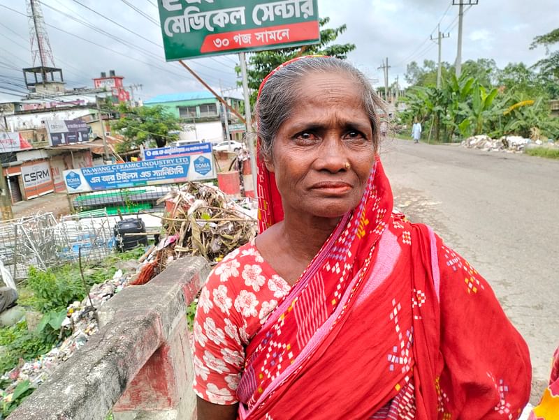 লক্ষ্মীপুর সদর উপজেলার মান্দারী বাজারে ত্রাণের খোঁজে এসেছেন ফাতেমা খাতুন। গতকাল বুধবার বিকেলে