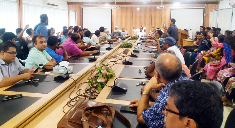 বাংলাদেশ কৃষি বিশ্ববিদ্যালয়ে শিক্ষার্থীদের সঙ্গে আলোচনায় বসার পর তাঁদের ১১ দফা দাবি মেনে নেয় প্রশাসন। বৃহস্পতিবার বিকেলে