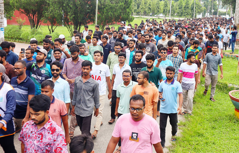 ১১ দফা দাবিতে আজ বৃহস্পতিবার দুপুরে বাংলাদেশ কৃষি বিশ্ববিদ্যালয় ক্যাম্পাসে মিছিল করেন শিক্ষার্থীরা