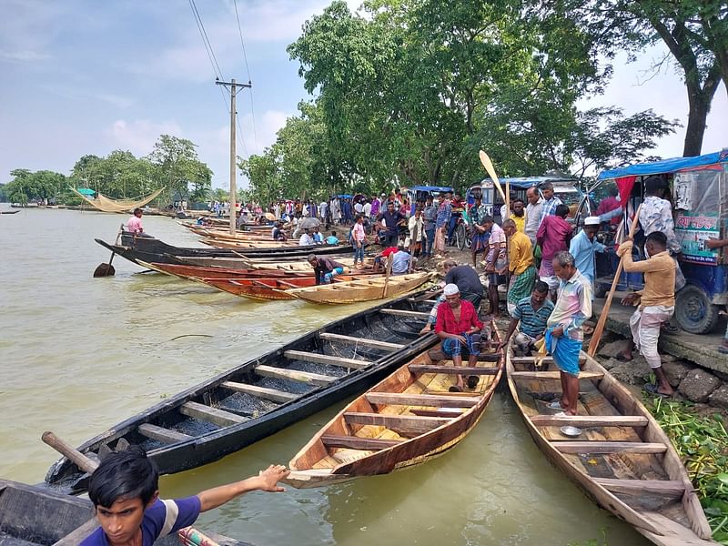 জমজমাট নৌকার হাট। সম্প্রতি সুনামগঞ্জের জামালগঞ্জ উপজেলার সাচনাবাজারে