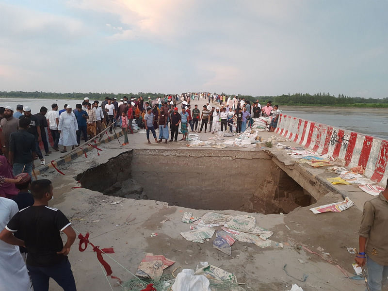 ফেনীর সোনাগাজী উপজেলায় ছোট ফেনী নদী ওপর নির্মিত সাহেবের ঘাট সেতুর পশ্চিম অংশের সংযোগ সড়ক বন্যার পানির চাপে ভেঙে বড় গর্তের সৃষ্টি হয়েছে। এতে যোগাযোগ বন্ধ হয়ে গেছে। আজ বিকেলে