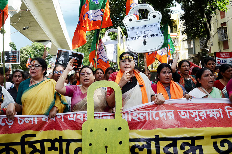 ভারতীয় জনতা পার্টির (বিজেপি) বিধায়ক অগ্নিমিত্রা পাল, দলের নেত্রী লকেট চ্যাটার্জি, বিজেপি পশ্চিমবঙ্গ মহিলা মোর্চার সভাপতি ফাল্গুনী পাত্র, দলের নেত্রী এবং সাবেক সংসদ সদস্য দেবশ্রী চৌধুরী এবং অন্যরা আর জি কর হাসপাতালে এক নারী চিকিৎসককে ধর্ষণ ও হত্যার ঘটনার প্রতিবাদে বিক্ষোভ করেন। কলকাতা, ৩০ আগস্ট