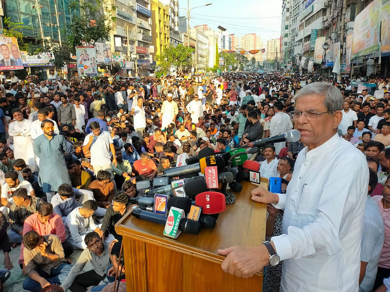 রাজধানীর নয়াপল্টনে বিএনপির কেন্দ্রীয় কার্যালয়ের সামনে আয়োজিত এক সংহতি সমাবেশে বক্তব্যে দেন মির্জা ফখরুল আলমগীর