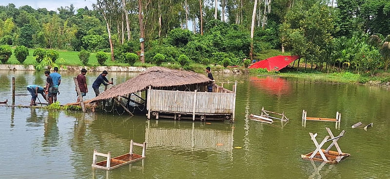 বনের জায়গা দখল করে গড়ে তোলা রেস্টুরেন্টের একাংশ উচ্ছেদ অভিযান চালিয়ে অপসারণ করছে বন বিভাগ। গত সোমবার