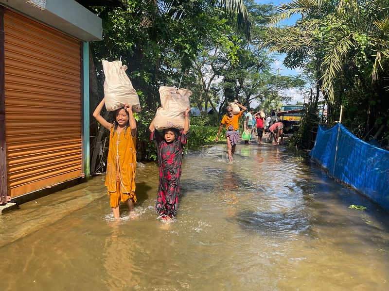 প্রথম আলো ট্রাস্টের উদ্যোগে চাঁদপুরের শাহরাস্তি উপজেলার রায়শ্রী দক্ষিণ ইউনিয়নের রঘুরামপুর এলাকায় বন্যার্তদের মাঝে  ত্রাণ সামগ্রী বিতরণ করছেন চাঁদপুর বন্ধুসভার সদস্যরা । ৩০ আগস্ট