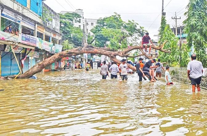 বন্যার পানি নামছে ধীর গতিতে। অনেক জায়গায় আটকে আছে পানি। ফেনী শহরের ট্রাঙ্ক রোডে