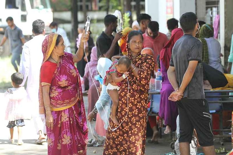 বন্যার পর ডায়রিয়া ও বিভিন্ন রোগে আক্রান্ত হচ্ছেন শিশুসহ বিভিন্ন বয়সের লোকজন। তাই ফেনী ২৫০ শয্যাবিশিষ্ট জেনারেল হাসপাতালে ভিড় করছেন তাঁরা। শয্যা না পেয়ে স্বজনেরা রোগীদের নিয়ে হাসপাতালের বাইরে অবস্থান করছেন। গতকাল বেলা ১১টায়